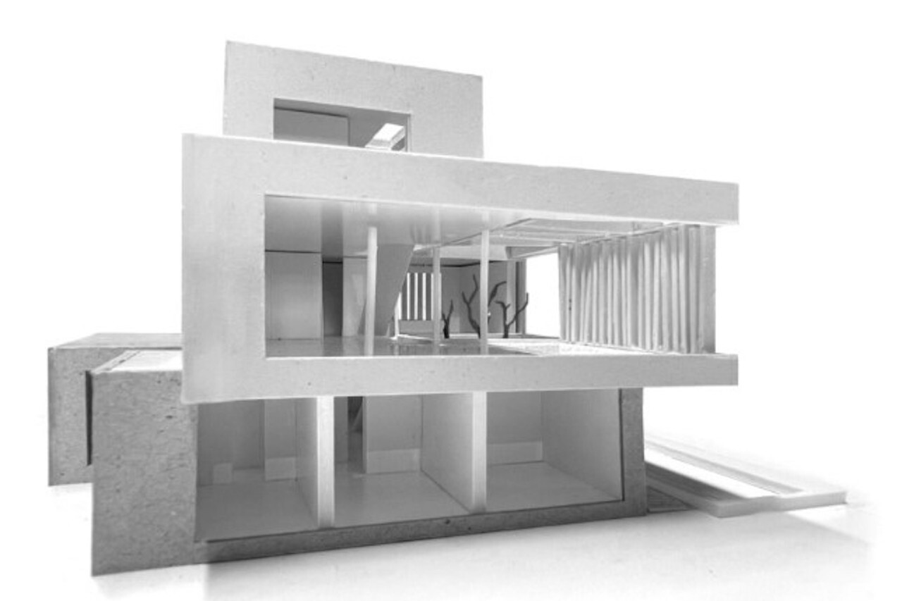 Das Bild zeigt ein 3D Modell eines Hauses. Eckige Form mit Flachdach und vielen Glasflächern.